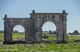 <center></center><center>Le pont flavien à Saint-Chamas. </center>  Il porte le nom de son promoteur, un certain Claudius Donnius Flavius,  au Ier siècle.