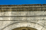 <center></center><center>Le pont flavien à Saint-Chamas. </center>  Sur la face externe de chaque arc du pont, la même inscription : « L. DONNIV C. F. FLAVUS FLAMEN ROMAE ET AVGVSTI TESTAMENTO FIEREI IVSSI T. ARBITRATV C. DONNEI VENAE ET C. ATTEI RVFEI ».
Traduction : Claudius Donnius Flavus, fils de Claudius, flamine de Rome et d'Auguste, a ordonné par son testament de bâtir ce pont et ces arcs, sous la direction de C. Donnius Vena et de C. Attius Rufus.