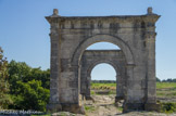 <center></center><center>Le pont flavien à Saint-Chamas. </center>  Calcaire, dont pierre de Calissanne. Des véhicules de l'armée américaine ont détruit le portique nord à leur passage en 1945.