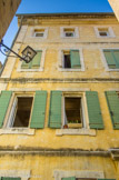 <center></center><center>Istres. </center> La grande rue des Fabre : elle fut dans l'ancienne ville, l'une des principales artères commerçantes. Cette rue présente une très belle unité de façades, avec permanence de la moulure-bandeau entre les étages.