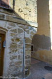 <center></center><center>Istres. </center> La grande rue des Fabre. Les angles des rues (contreforts d’angles à refends, pans coupés), gardent le souvenir de ce bourg agricole où les charrettes devaient pouvoir tourner facilement.