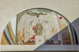 <center></center><center>Istres. </center> Céramique du tympan.  Dix spécialistes de la mosaïque, des ouvriers italiens, serbo-croates et mexicains dont 4 femmes, ont pendant trois jours réalisé la fresque religieuse du tympan de l’Église de la Sainte Famille sous la houlette du Père Marko Ivan Rupnik, jésuite. 800000 pierres, en onyx, marbre, émaux ou galets, ont été nécessaires pour réaliser les 5 personnages composant la mosaïque.