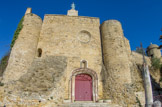 <center></center><center>Istres. </center> L'Eglise Notre Dame De Beauvoir. A-t-elle été édifiée à partir de la chapelle et ruines de l'ancien château auquel elle devrait sa base fortifiée et son asymétrie ? Ses dimensions 34 m de long, 21 m de large, 11 m de hauteur, ses voûtes, ta sobriété de son décor en font un très bel édifice de style roman provençal.