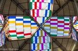 <center>Buren : cinq couleurs moins une</center>Seule la couleur verte est présente sur les quatre panneaux. Le panneau de droite est le panneau n°1 où manque le bleu. Les autres panneaux sont dans le sens inverse des aiguilles d'une montre.