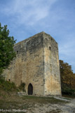 <center>Tour de Porchères.</center>La tour est faite de pierres appareillées. C'est un monument du XIIe siècle, peut être à but défensif, ou une grange de l'ancien village de Porchères.