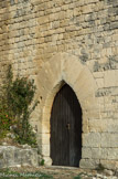 <center>Tour de Porchères.</center>Une belle porte en arc brisé entourée de grands claveaux donne beaucoup de grâce à cet ensemble à l'architecture austère.