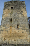 <center>Tour de Porchères.</center>Cet édifice comprend un rez-de-chaussée, aujourd’hui transformé en chapelle (H : 7,50 m.) et un étage (4,50 m. ), voûtés en berceau brisé. Deux meurtrières éclairent faiblement la salle basse, alors qu'à l'étage trois fenêtres en plein cintre, une sur chaque face, sont ménagées dans les murs épais et précédées de banquettes.