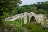 <center>Pont Roman.</center>Ce pont, du XIIe siécle, permet de franchir la rivière la Laye. Il serait de la même époque que le prieuré Notre-Dame de Salagon. Il se trouve sur l'ancienne route reliant Apt à Sisteron.