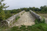 <center>Pont Roman.</center>Un dos d'âne surmonte l'arche la plus élevée,