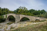 <center>Pont Roman.</center>De fait seule l'arche la plus grande est médiévale. Un document retrouvé par Marie-Madeleine Viré montre que les deux plus petites, côté est, et les becs ont été construits en 1626 pour remplacer le remblai initial qui faisait barrage, emporté par une crue de la Laye. Il se peut que la grande arche ait été reprise à cette occasion.