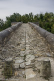 <center>Pont Roman.</center>puis, une pente régulière (soutenue par les deux arches plus petites) traverse la rivière.