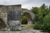 <center>Pont Roman.</center>Les piles ont des avants et des arrières becs triangulaires qui les confortent et jouent un rôle de dévieurs de courant. Selon les spécialistes, c'est au 17 ème siècle que ces becs ont été rajoutés suite à une inondation.