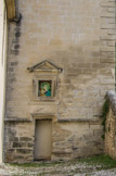 <center>Mane.</center>Dans la niche Renaissance, une céramique d'Henri Pertus représentant la vierge et les deux patrons du pays, Saint-Laurent et Saint André, entourant l'Enfant Jésus, inaugurée le 8 décembre 1957.