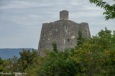 <center>Simiane-la-Rotonde.</center>La rotonde, donjon du château des Simiane-Agoult, fin XIIe ou début XIIIe. D'une hauteur de 18 m, elle est surmonté s'une tour de guet.