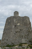 <center>Simiane-la-Rotonde.</center>La rotonde, donjon du château des Simiane-Agoult, fin XIIe ou début XIIIe. D'une hauteur de 18 m, elle est surmonté s'une tour de guet.