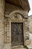 <center>Simiane-la-Rotonde.</center>Hôtel des Pellissier des Granges. Le portail est constitué d'un large encadrement en pierre supportant un énorme fronton en demi-lune, souligné d'un motif à denticules, qui emprisonne un tympan d'ornementation composite : une sorte de parchemin déroulé, orné de rinceaux, avec au centre un médaillon, terminé en volutes autour de deux masques humains. Les motifs sculptés sur la porte rappellent la demi-lune du linteau mais on y remarque aussi des motifs géométriques, en particulier trois cercles entourant chacun une fleur ce qui laisse à penser que cette demeure a appartenu quelque temps aux De  Ferry dont les armes portent « trois annelets d'or sur fond de gueule ».