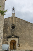 <center>Simiane-la-Rotonde.</center>Eglise Ste Victoire, XVIe-XVIIe siècles. Elle doit son nom à l'existence au XVe siècle, dans les bois du Buitsseron sur le plateau, d'une ermite prénommée Victoire qui vint mourir d'épuisement à la porte de l'église Saint-Jean.
La façade sud d'époque Renaissance, très sobre, s'orne d'une rose de petites dimensions et d'un beau fronton triangulaire à l'antique encadrant un portail de bois.