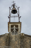 <center>Simiane-la-Rotonde.</center>La façade s'orne au pignon d'un clocheton ajouré plaçé sur une croix de pierre sur un catouche daté de 1585.