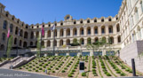 <center>L'Hôtel-Dieu. </center>Le bâtiment fut réaménagé dans son état actuel de 1860 à 1866 par l'architecte des hôpitaux de Marseille, Félix Blanchet. Il prolongea l'aile gauche de la cour, érigea les pavillons aux extrémités des deux ailes et suréleva l'ensemble du bâtiment d'un étage. Le nouvel Hôtel-Dieu fut inauguré par Napoléon III, le 15 novembre 1866, jour de fête de l'impératrice Eugénie. En 1993, les derniers malades quittent l'Hôtel Dieu. L’établissement assure alors l'enseignement des élèves infirmiers. Il ferme définitivement ses portes en 2006 avant sa réouverture en hôtel 5 étoiles en juin 2013.