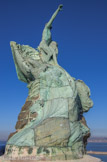 <center>Le Palais du Pharo</center>Le Monument aux héros et victimes de la mer.  Le troisième est noyé, emporté par une vague qui incline fortement la barque des marins et qui balaie un récif en granit.