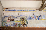 A gauche, devant le roi des poissons, des sardines sortent de leur boîte. Au-dessus d'elles flotte un bateau fait d'un énorme jambon décoré, dont le drapeau porte les couleurs de la ville d'Aix. A droite, deux enfants noirs mangent une tranche d'ananas devant un troisième enfant qui semble protester. Cette peinture rappelle les illustrations d'un livre pour la jeunesse.
Le roi des poissons ressemble aux dauphins qui ornent une célèbre fontaine d'Aix. Les sardines évoqueraient la proximité de la Méditerranée ; mais on peut y voir aussi une allusion ironique a l'égard des officiers français (galonnés de 