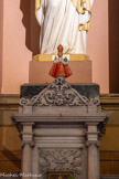 <center>Chapelle du bas-côté droit. </center>Petit Christ de Prague.