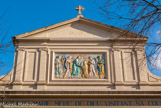 <center>Eglise Notre-Dame du Mont. </center>La façade reçut en 1898 un bas-relief en céramique polychrome, exécuté à Toulouse, représentant la Visitation. La frise est en lave du Vésuve.