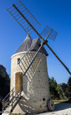 <center>Le moulin de Pierrelatte. </center>Ce moulin revêt un caractère assez singulier avec sa situation en plaine et ses trois niveaux d'élévation. Le Rocher de Pierrelatte, dont proviennent sans doute les matériaux de construction, pourrait avoir joué un rôle dans l'implantation en contribuant à dévier le mistral.