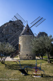 <center>Le moulin de Pierrelatte. </center>Les trois niveaux du moulin illustrent peut-être la volonté de développer la puissance de la machine juchant les deux étages sur une salle basse excavée. Cette dernière a pu également servir d'espace de stockage.