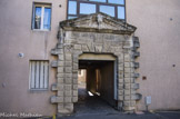 <center>Le portail de la maison seigneuriale.</center>Cette demeure, dite maison des gouverneurs, fut construitee en , à l'initiative du baron de la Garde d'Adhémazr, alors seigneur de Pierrelatte. Dans celle-ci, dit-on, dormait le baron de la garde car il trouvait le château peu confortable. Plus tard, ce bâtiment servit d'hôtel des impôts et de cartonnage.