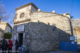 <center>Le musée.</center>A l'entrée du Rocher se trouve une maison ronde, transformée en prison en 1785, qui à l'époque où il y avait un château sur le Rocher, servait de poste de garde avancé. De nos jours, celle-ci sert de musée archéologique et présente également une crèche provençale. Ce musée, créé en 1967, se trouvait auparavant dans la chapelle des Pénitents. Il comprend 5 salles d'archéologie, paléontologie, minéralogie et avec un sarcophage.