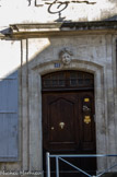 <center>La Grande Rue.</center>Masques sur les façades.