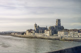 <center>Pont St Esprit. </center>Dès le Vème av. J.-C., un petit port de pêcheurs s'établit sur un rocher, l'actuelle place St Pierre, près du Rhône.  La présence  d'une  communauté  religieuse est attestée dès  942. En août 948, l'archevêque d'Uzès cède à l'abbaye de Cluny ses biens situés au nord de l'Uzège. Une communauté s'établit à Pont-Saint-Esprit en 952. Les prieurs, seigneurs du lieu, construisent l'église Saint-Pierre, rebâtissent Saint-Saturnin (évêque évangélisateur du Languedoc) et favorisent la construction du pont du Saint-Esprit. C'est une ville frontière, naguère entre les États du pape, de l'Empereur et du roi de France, aujourd'hui entre les Régions Languedoc-Roussillon, Provence-Alpes-Côte d'Azur et Rhône-Alpes.