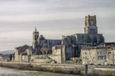 <center>Pont St Esprit. </center>De gauche à droite, l'église St Pierre avec son dôme et l'église St Saturnin avec sa tour carrée. La ville s’appelait au milieu du Moyen Âge Saint-Saturnin-du-Port (en latin Portum Sancti Saturnini) car, avant la construction du pont, des bateaux remontaient le Rhône et on changeait d'embarcation ici. Le nom actuel de la ville lui vient de la construction du pont sur le Rhône.