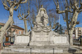 <center>Pont St Esprit. </center>Monument aux morts inauguré le 27 septembre 1921, restauré en 1999 par le sculpteur R. Espitalié et de décorateur J.M. Méric.