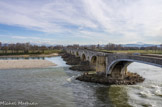 <center></center><center>Le pont.</center> Très tôt, le nom de Pont-Saint-Esprit s'impose à cause de la proximité d'un oratoire dédié au Saint-Esprit, sur la rive droite du Rhône. Sa construction fut voulue par le frère de Louis IX, le comte de Poitiers et de Toulouse Alphonse de Poitiers. D’après Viollet-le-Duc, elle fut confiée à Jean de Tensanges ou de Thianges. La 1ère pierre fut posée le 12 Septembre 1265 sur la rive gauche du fleuve. Vers 1295, on entreprend de fortifier la construction par des tours. Les chariots n'y circulent qu'à vide, un bac transporte les marchandises. Une structure défensive fut ajoutée en 1358. A l'Ouest, sur la 2e pile, un bâtiment appelé 