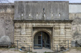 <center></center><center>La Collégiale et la Citadelle. </center> Entrée de la citadelle. Dès 1309, le grand hôpital est commencé pour profiter de la présence de nombreux maçons sans travail après la mise en circulation du pont. Puis, pendant 100 ans, les travaux s'arrêtent. En 1475, le roi autorise un prélèvement sur le commerce du sel pour l'entretien du pont et la construction de la chapelle, c'est ce qu'on a appelé 