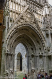 <center></center><center>La Collégiale et la Citadelle. </center> Portail d'entrée de la chapelle gothique avec pinacles, rosace aveugle, construit en 1475, par le tailleur de pierres Blaise Lécuyer.