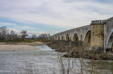 <center></center><center>Le pont.</center> Pour réunir les fonds nécessaire à sa construction, on organisa une collecte dans toute la région et ceux qui récoltaient ces dons furent appelés des donats. Ils fondèrent une association appelée le bureau de l'œuvre du St Esprit. Une des légendes prétend que le moine abbé rêva une nuit de 21 langues de feu sur le Rhône, qui vont être les 21 piles du pont. On prétend aussi qu'un des ouvriers les plus vaillants fut le St Esprit...Ce pont de 919 mètres de long comporte vingt-cinq arches. Les piles côté Est sont construites sur la terre ferme, celles du côté opposé sur le rocher même. Les autres sont bâties sur pilotis. Les piles sont protégées par des becs triangulaires qui brisent la force des eaux, ce sont  les avant-becs, connus des romains.