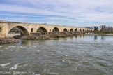 <center></center><center>Le pont.</center> Ouvert à la libre circulation au XIXe, le pont est réaménagé. En 1861, il est élargi de deux mètres pour permettre le croisement des chariots, on double les piles, les becs sont refaits. A partir de la deuxième arche, on voit les deux parties : l'ancienne, en aval et en amont la partie due à l'élargissement du pont.