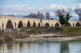 <center></center><center>Le pont.</center> Sur le coude du pont, une tour abritait la chapelle St-Nicolas, en dessous une prison.