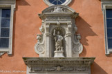 <center></center><center>La Chapelle des Pénitents. </center> La statue de la niche rappelle que le bâtiment est sous le vocable de Saint Jean-Baptiste.