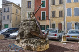 <center></center><center>Place du marché. </center> Monument qui rappelle le passé marinier de la ville.