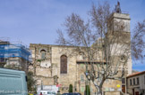 <center></center><center>L'Eglise Saint Pierre. </center>C’était le fief des moines de l’ordre de Saint-Benoît, dont Gui de Broce et Jean de Thianges. Le monastère date du XIIème siècle. Peu d'éléments subsistent aujourd'hui. Ils suffisent à montrer que l'église appartenait à l'art roman provençal nettement influencé par les monuments romains. Au XVIIIe siècle  l'église est en ruine. En 1778 de nombreux plans sont reçus au monastère. On choisit le projet d'un architecte parisien Gélin, corrigé par Pierre Franque (1718-1810) d'Avignon, qui intègre le nouvel  édifice dans les parties médiévales encore saines. La maçonnerie est confiée à Bruat, maçon avignonnais, et à Pépin de Pont-Saint-Esprit. Le 19 juillet 1779, le prieur pose solennellement la première pierre.