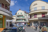 <center></center><center>Maisons de 1950. </center> Ces maisons sont en béton armé, avec des balcons aux ferronneries en tube d'acier.