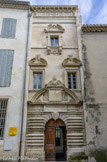 <center></center><center>L'Hôtel de Roubin.</center> Décors en feuillages, tout en haut, frise avec une vague ressemblance romaine avec celles d'Arles, avec les triglyphes verticaux et les métopes qui sont remplacées par des fleurs, au milieu, une corbeille provençale.