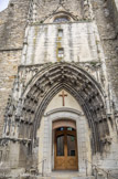 <center></center><center>L'église St Saturnin. </center> Le portail gothique est intéressant mais assez dégradé. Vers 1485-1490 le plus important marchand de la ville, Antoine de Joyes, fermier du tirage du sel, fait édifier le portail monumental. Nous attribuons cette oeuvre à Blaise Lécuyer qui avait précédemment construit la porte principale de la collégiale du Saint-Esprit.