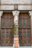 <center>Eglise des Réformés ou de saint-Vincent-de-Paul.</center>Porte centrale. Les portes en chêne comportent deux vantaux sculptés, ornés de panneaux en bronze du sculpteur Beillan ou de Caras-Latour