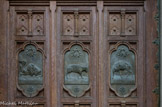 <center>Eglise des Réformés ou de saint-Vincent-de-Paul.</center>Porte centrale. Douleur (chameau prêt à être chargé), Faiblesse (du mouton qui suit sans réfléchir)  et Laideur (chien hargneux).