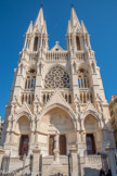 <center>Eglise des Réformés ou de saint-Vincent-de-Paul.</center>Elle est de style néo-gothique. La façade présente trois portails. Les deux flèches de l'église s'élèvent à 70 mètres. Très ajourées, elles sont entourées de hauts clochetons d'angle. La statue de Jeanne d’Arc, créée par Botinelly en 1943, accueille les visiteurs sur le perron. L'église est dédiée à Saint Vincent de Paul, mais les marseillaiss l'appellent, l'église des Réformés car elle a été édifiée sur les terrains de l'ancienne chapelle des religieux Augustins réformés.